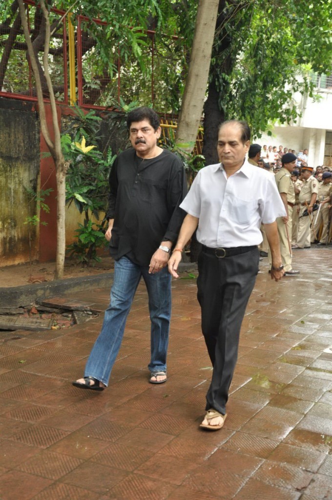 Bolly Celebs at Pran Cremation Ceremony  - 77 / 97 photos
