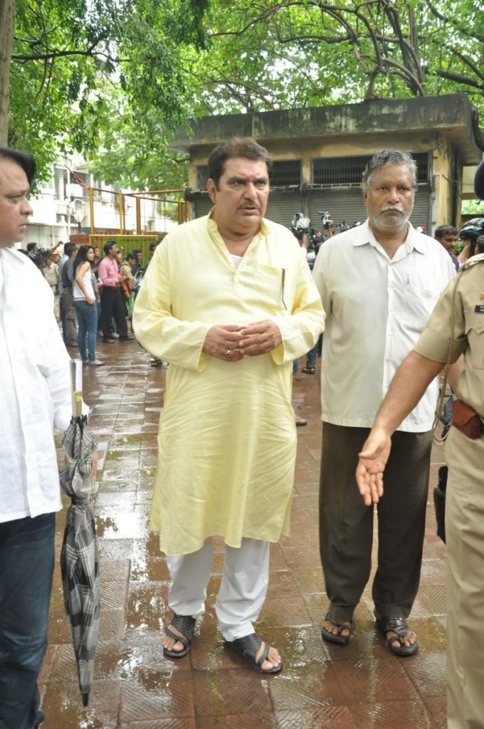 Bolly Celebs at Pran Cremation Ceremony  - 78 / 97 photos