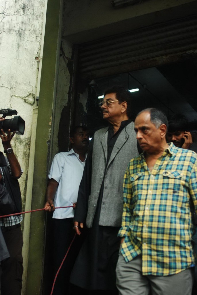 Bolly Celebs at Pran Cremation Ceremony  - 82 / 97 photos