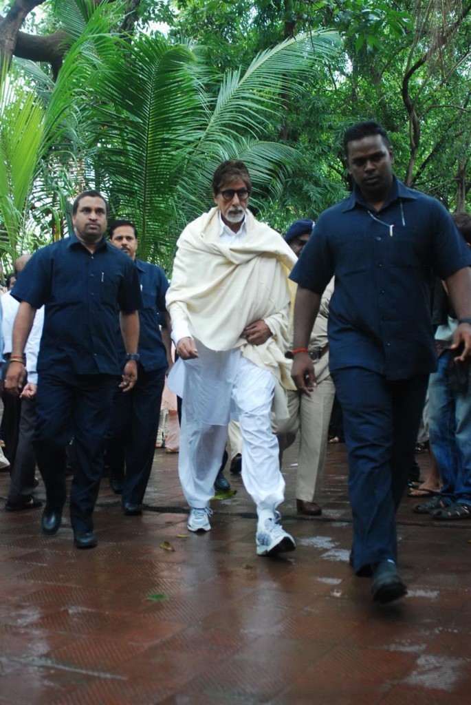 Bolly Celebs at Pran Cremation Ceremony  - 83 / 97 photos