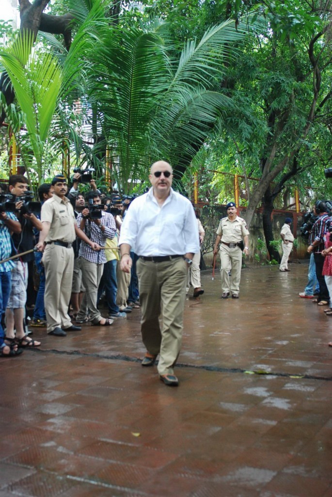 Bolly Celebs at Pran Cremation Ceremony  - 86 / 97 photos