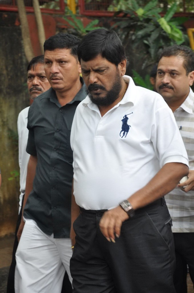 Bolly Celebs at Pran Cremation Ceremony  - 90 / 97 photos