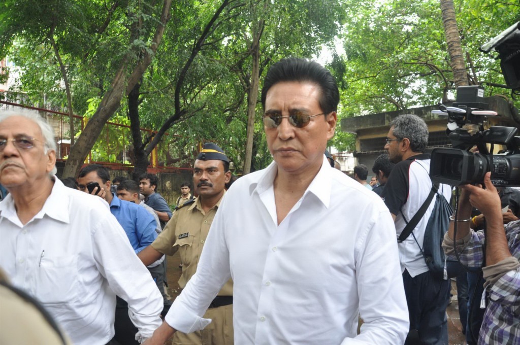 Bolly Celebs at Pran Cremation Ceremony  - 94 / 97 photos