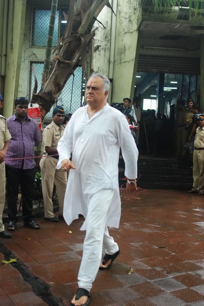 Bolly Celebs at Pran Cremation Ceremony  - 96 / 97 photos