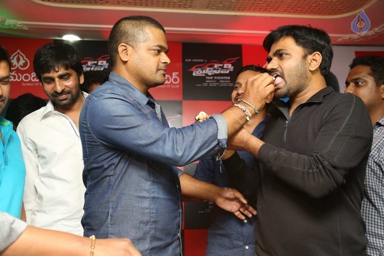 Bruce Lee Premiere  Show at Sreeramulu Theatre - 38 / 76 photos