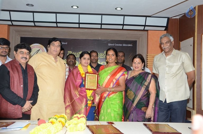 Bullithera Mahila Siromani Awards 2016 - 13 / 32 photos