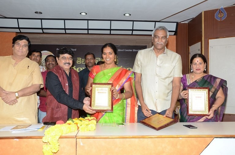 Bullithera Mahila Siromani Awards 2016 - 31 / 32 photos