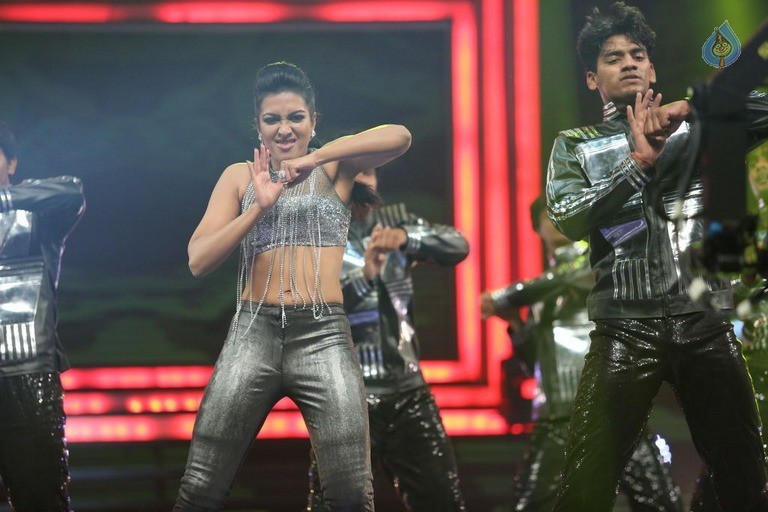 Catherine Tresa Dance at Filmfare Awards - 5 / 42 photos