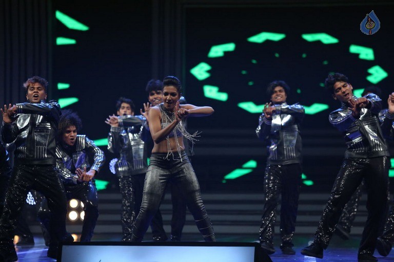 Catherine Tresa Dance at Filmfare Awards - 9 / 42 photos