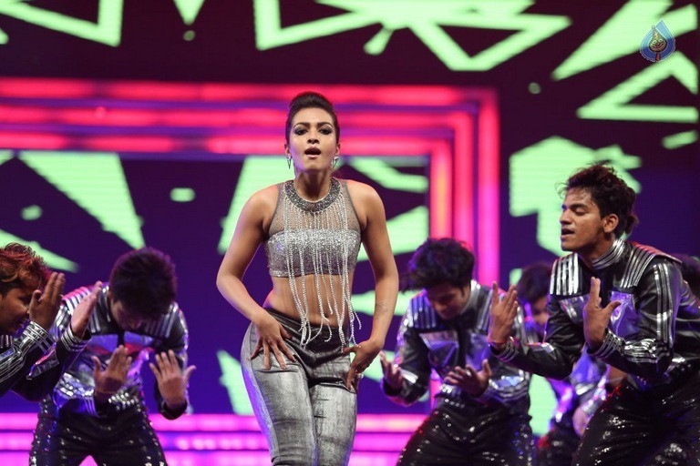 Catherine Tresa Dance at Filmfare Awards - 10 / 42 photos