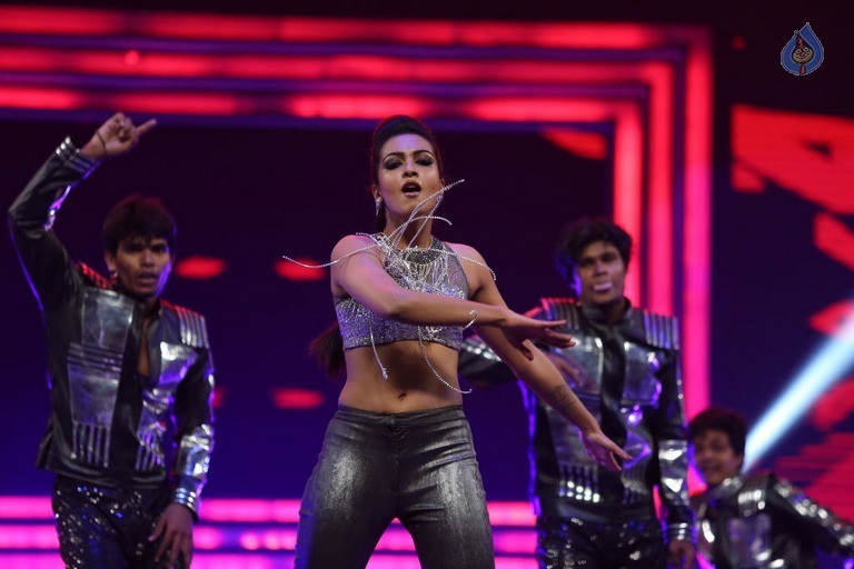 Catherine Tresa Dance at Filmfare Awards - 12 / 42 photos