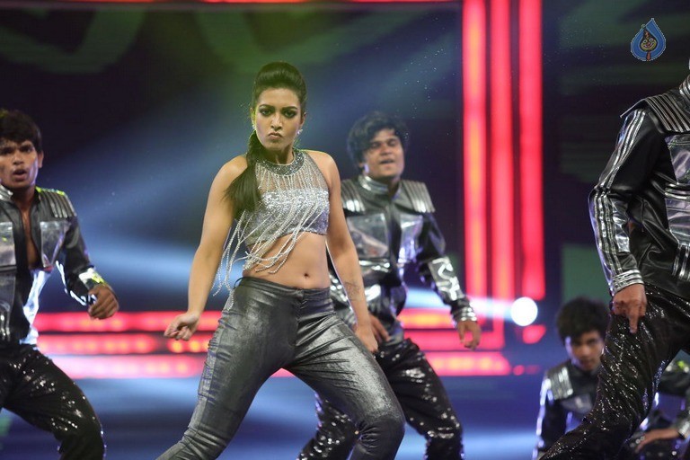 Catherine Tresa Dance at Filmfare Awards - 28 / 42 photos