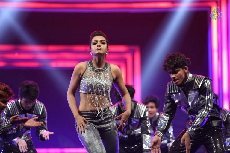 Catherine Tresa Dance at Filmfare Awards - 39 / 42 photos