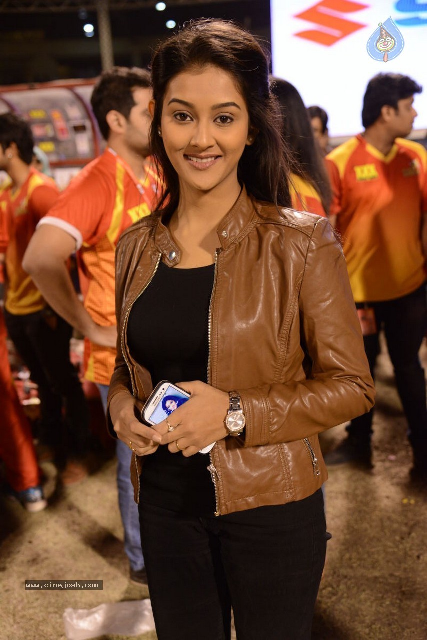 CCL5 Telugu warriors vs Bengal Tigers 02 - 40 / 62 photos