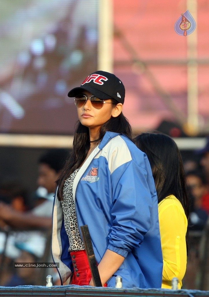 CCL 4 Final Karnataka Bulldozers Vs Kerala Strikers Match  - 31 / 132 photos