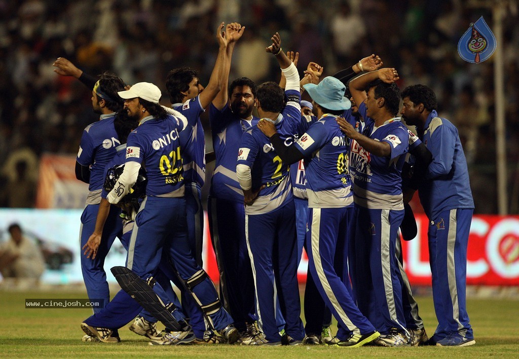 CCL 4 Final Karnataka Bulldozers Vs Kerala Strikers Match Photos - 19 / 62 photos