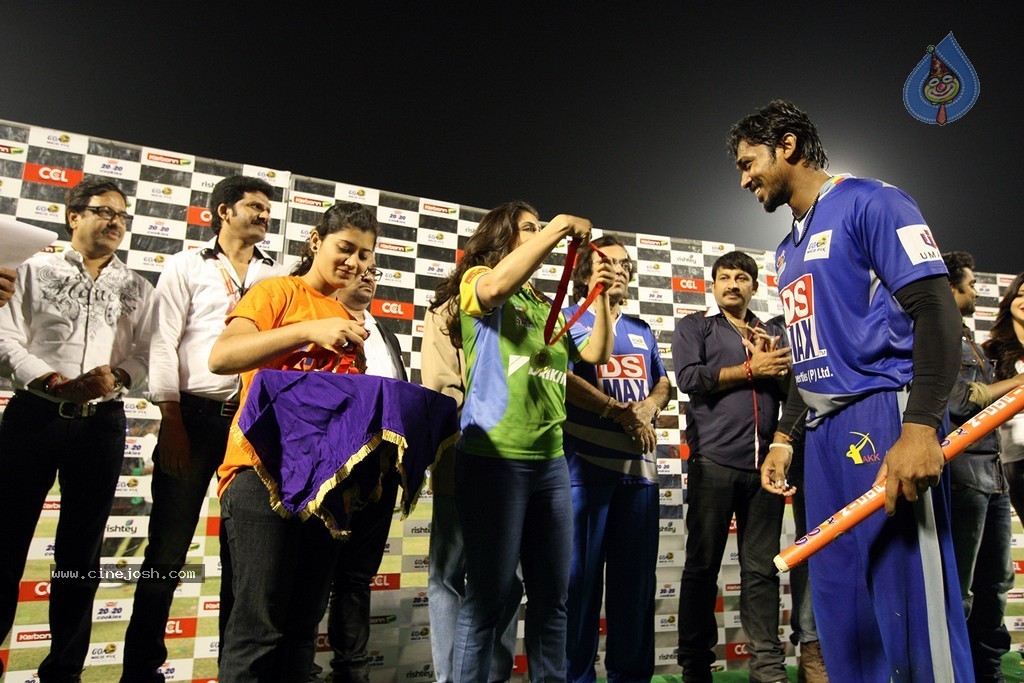 CCL 4 Final Karnataka Bulldozers Vs Kerala Strikers Match Photos - 25 / 62 photos