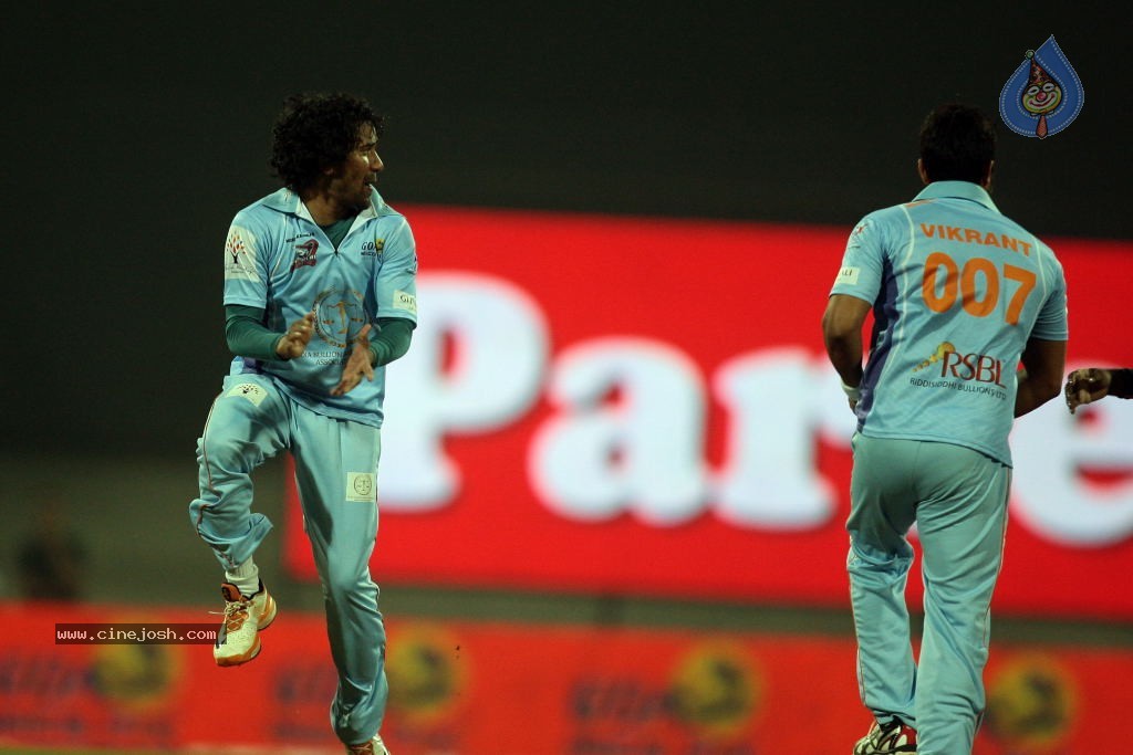 CCL 4 Veer Marathi Vs Bhojpuri Dabanggs Match - 21 / 111 photos