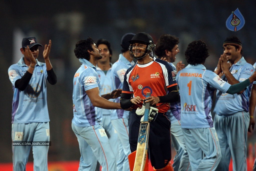 CCL 4 Veer Marathi Vs Bhojpuri Dabanggs Match - 50 / 111 photos