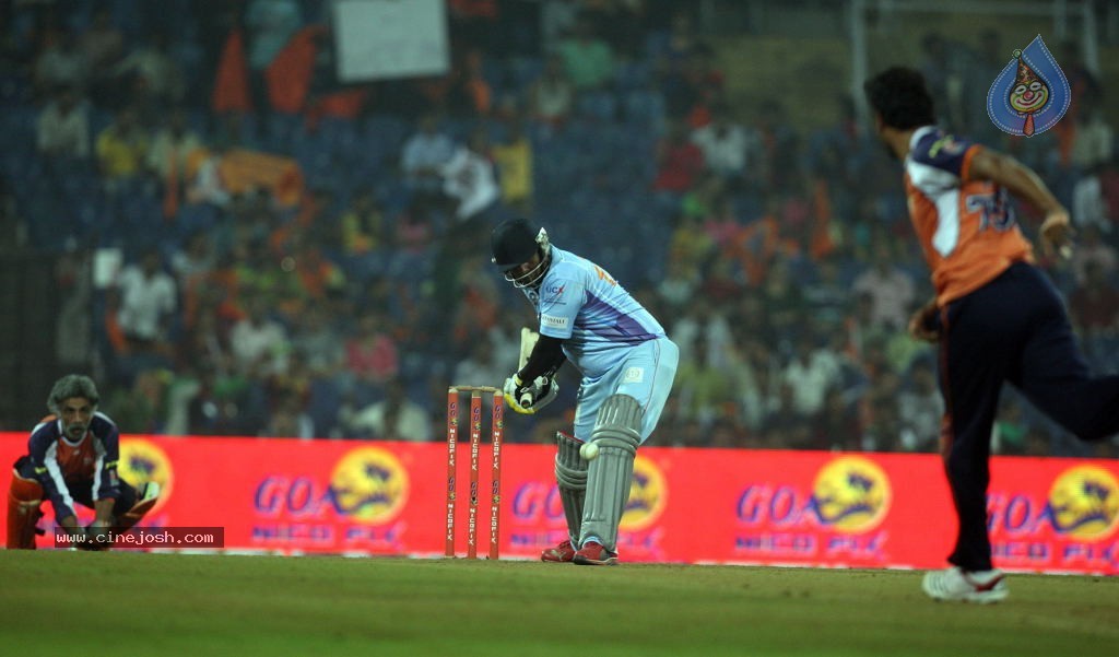 CCL 4 Veer Marathi Vs Bhojpuri Dabanggs Match - 69 / 111 photos