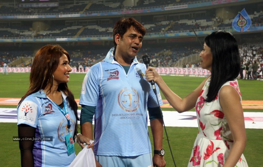 CCL 4 Veer Marathi Vs Bhojpuri Dabanggs Match - 77 / 111 photos