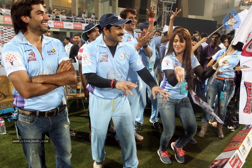 CCL 4 Veer Marathi Vs Bhojpuri Dabanggs Match - 86 / 111 photos