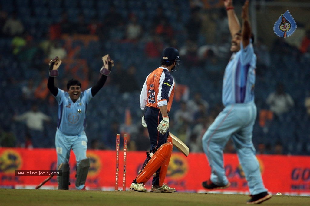 CCL 4 Veer Marathi Vs Bhojpuri Dabanggs Match - 90 / 111 photos