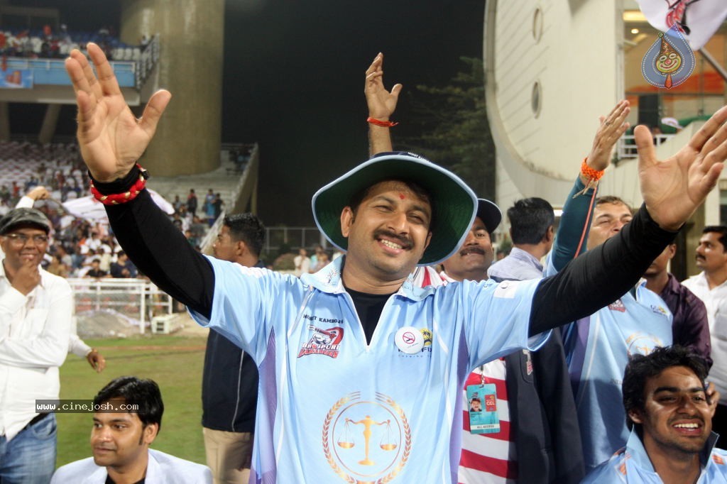 CCL 4 Veer Marathi Vs Bhojpuri Dabanggs Match - 92 / 111 photos