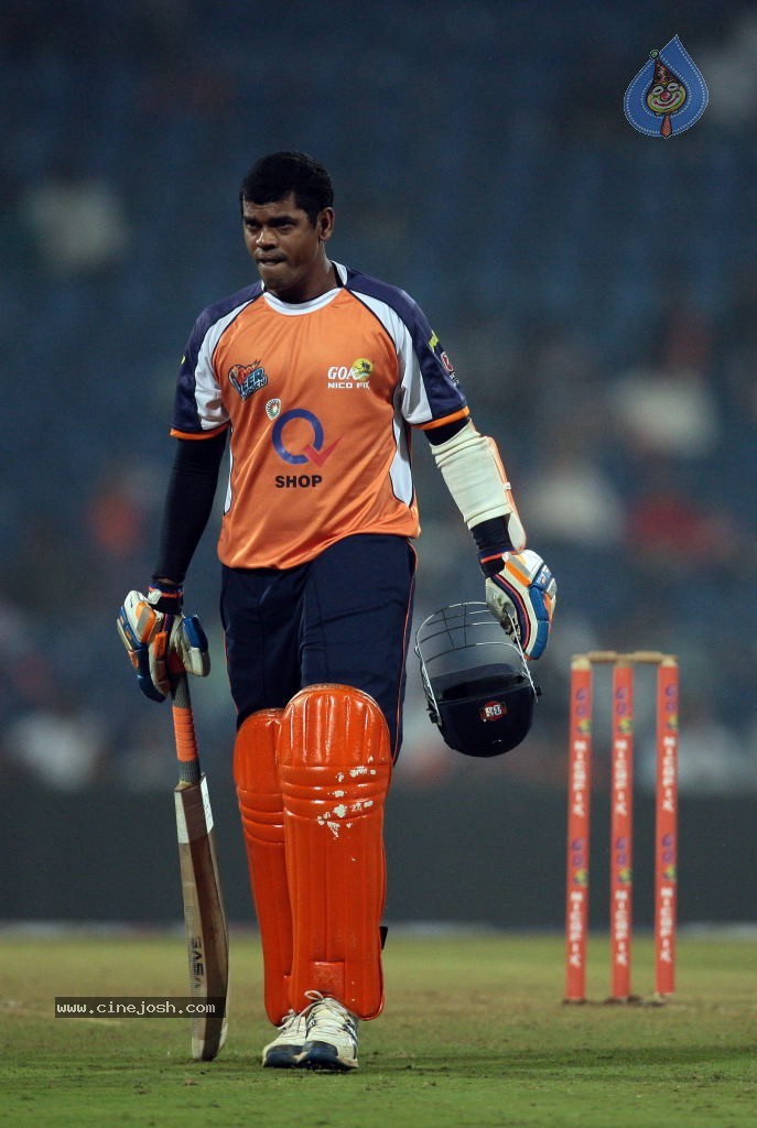 CCL 4 Veer Marathi Vs Bhojpuri Dabanggs Match - 95 / 111 photos