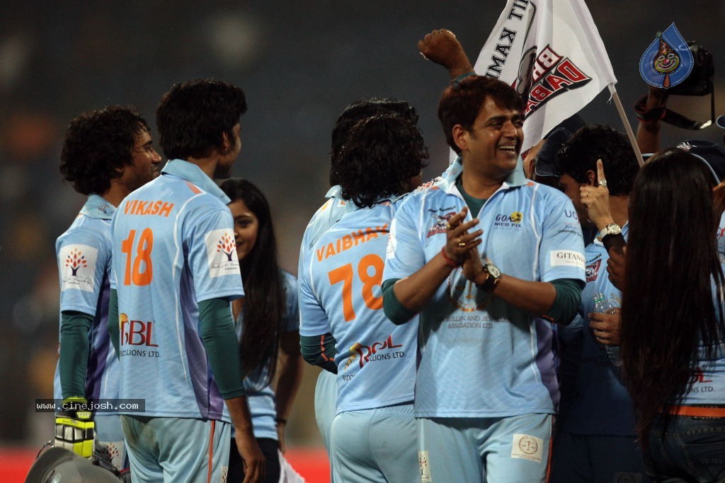 CCL 4 Veer Marathi Vs Bhojpuri Dabanggs Match - 109 / 111 photos