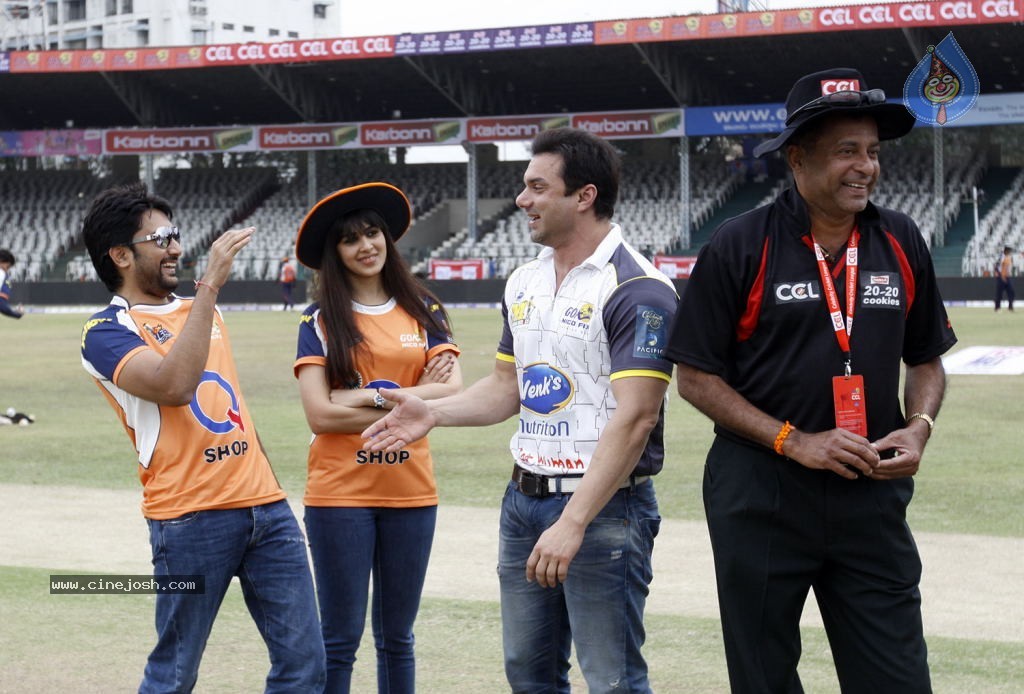 CCL 4 Veer Marathi Vs Mumbai Heroes Match - 99 / 190 photos
