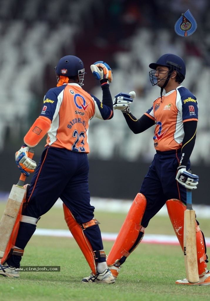 CCL 4 Veer Marathi Vs Mumbai Heroes Match - 147 / 190 photos