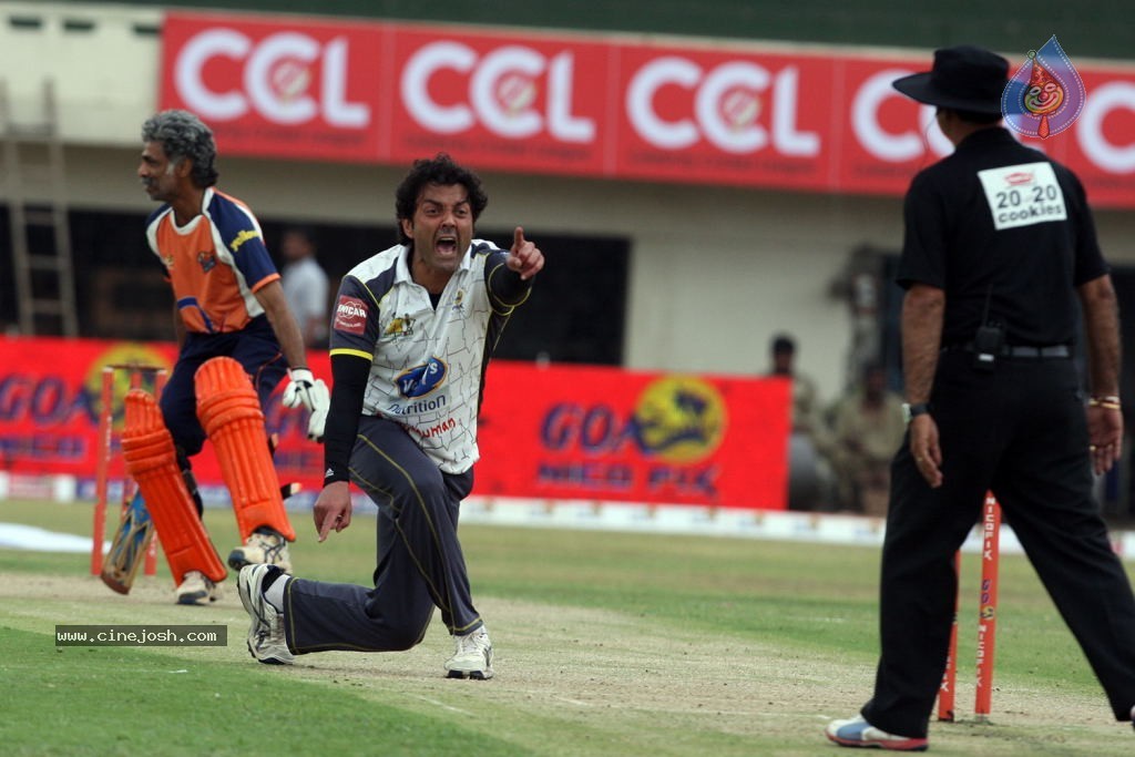 CCL 4 Veer Marathi Vs Mumbai Heroes Match - 150 / 190 photos
