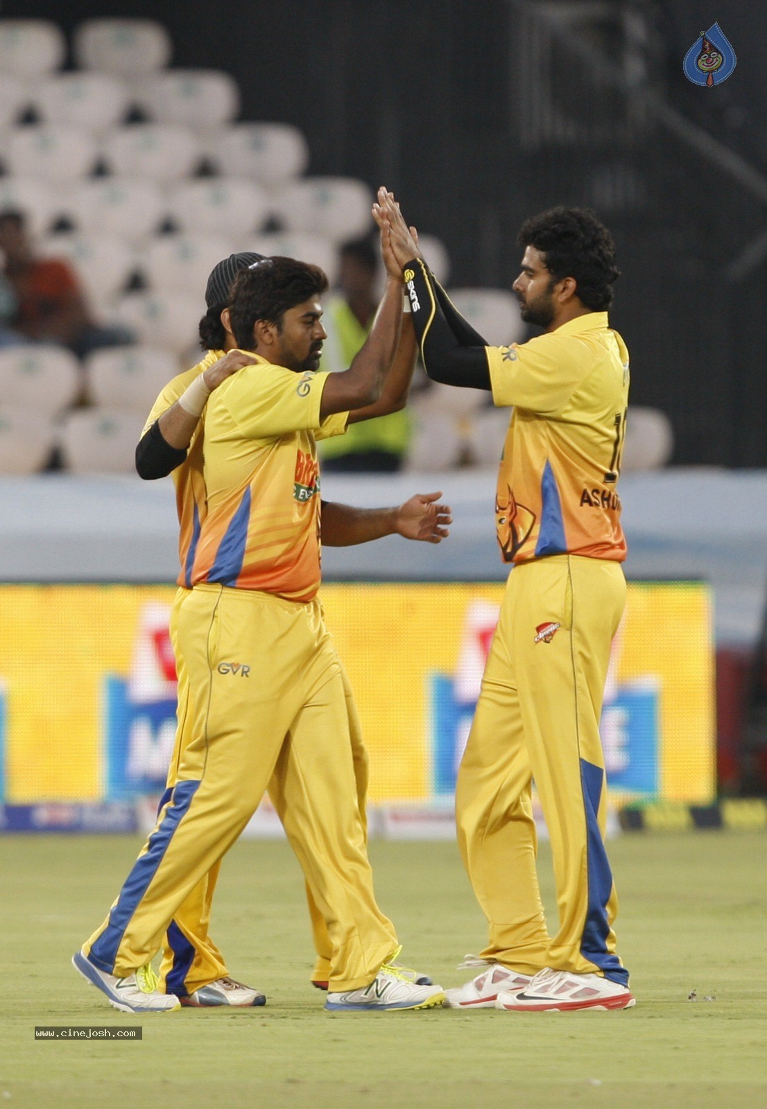 CCL 5 Final Telugu Warriors vs Chennai Rhinos Match Photos 02 - 90 / 195 photos
