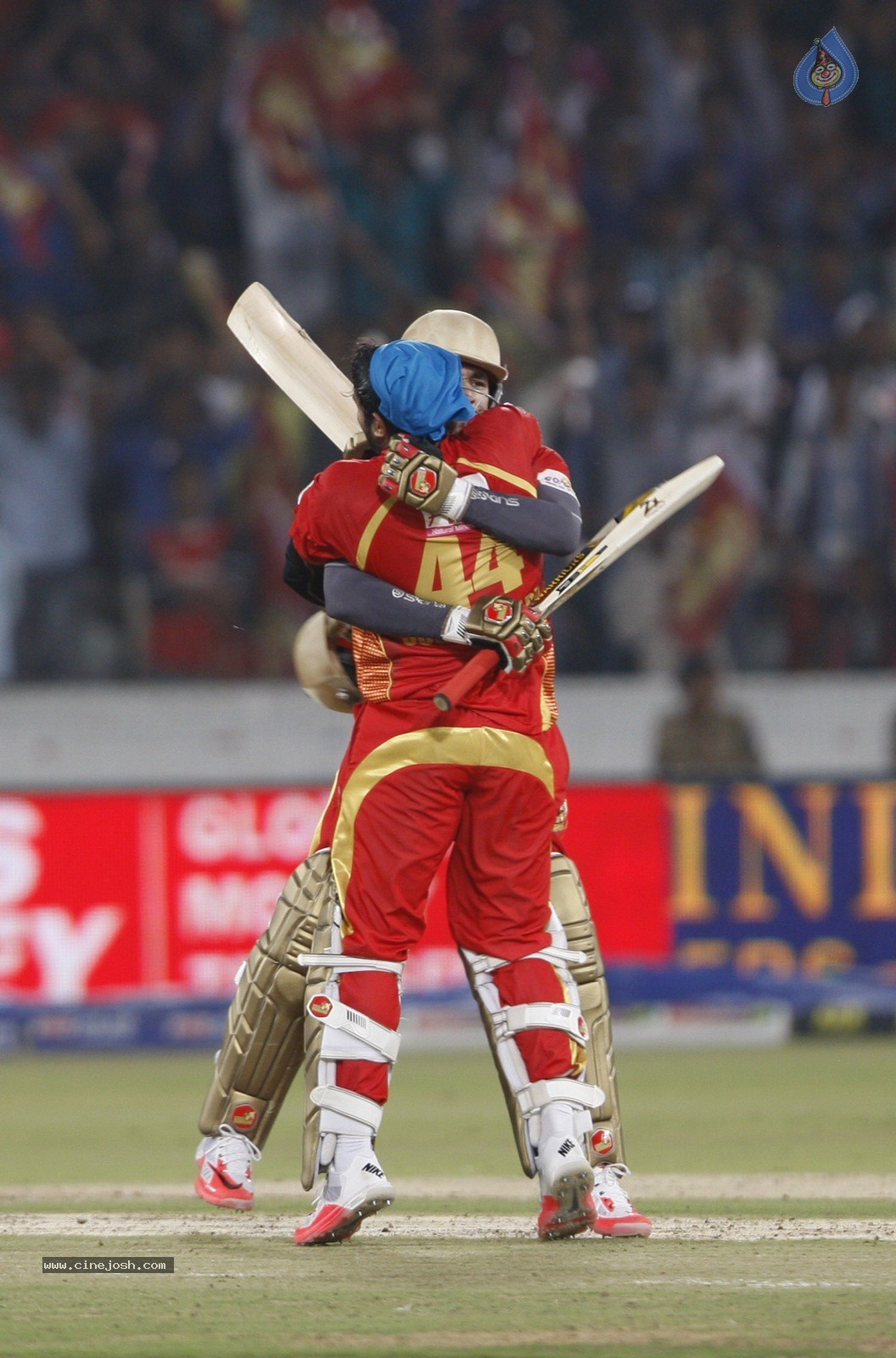 CCL 5 Final Telugu Warriors vs Chennai Rhinos Match Photos 02 - 189 / 195 photos