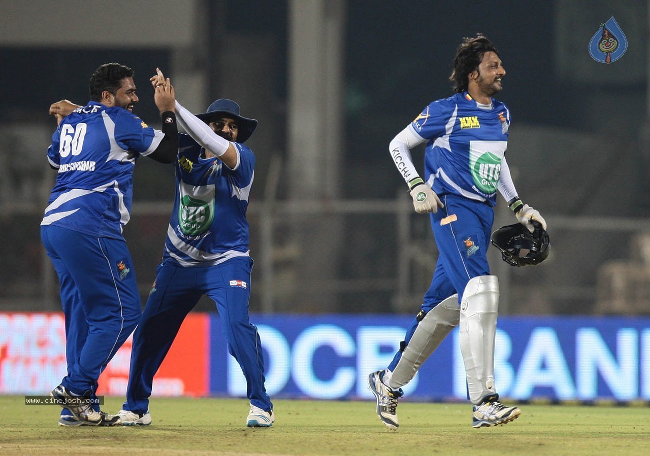 CCL 5 Karnataka Bulldozers Vs Bhojpuri Dabanggs Match - 23 / 58 photos