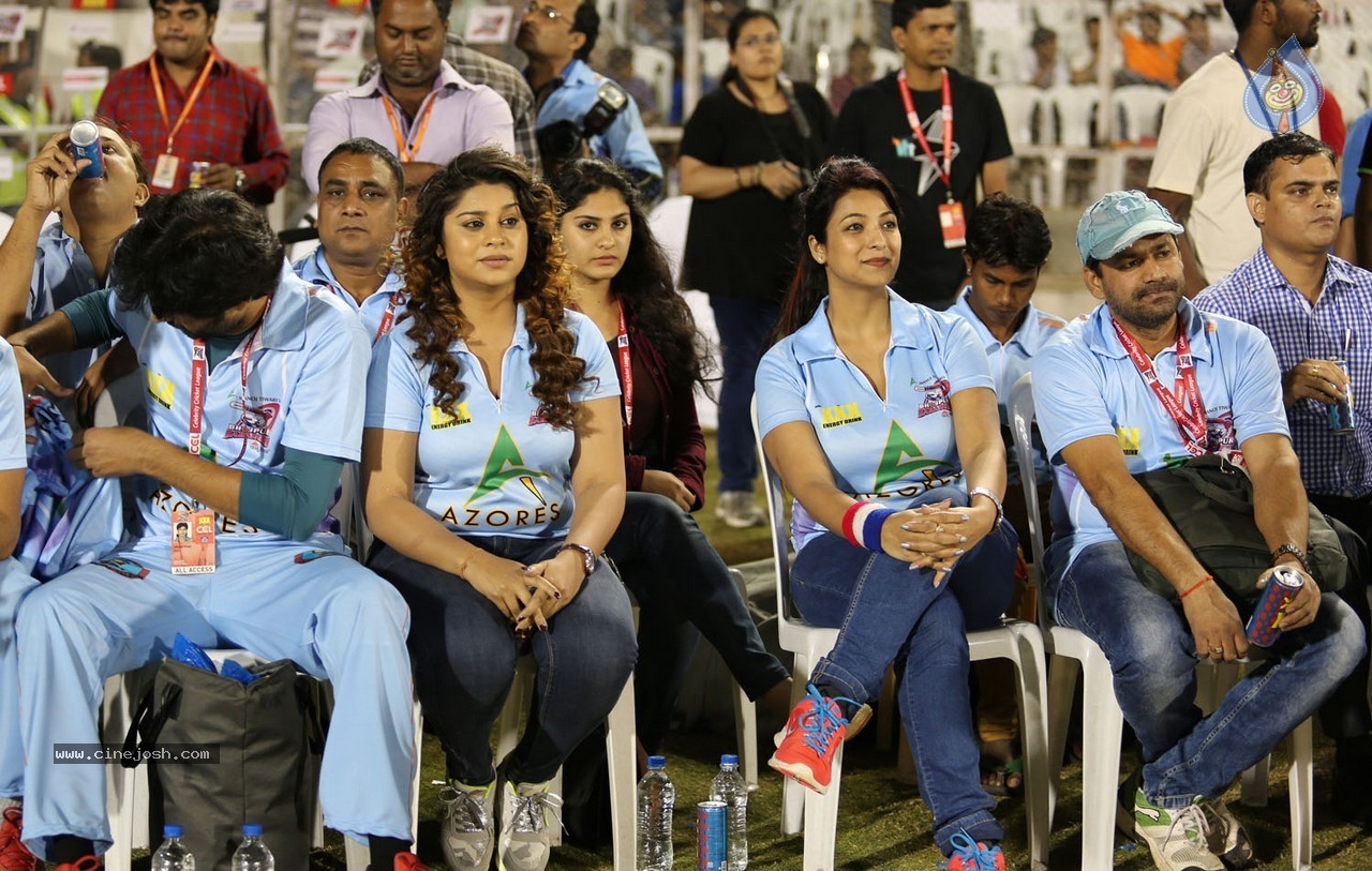 CCL 5 Karnataka Bulldozers Vs Bhojpuri Dabanggs Match - 34 / 58 photos