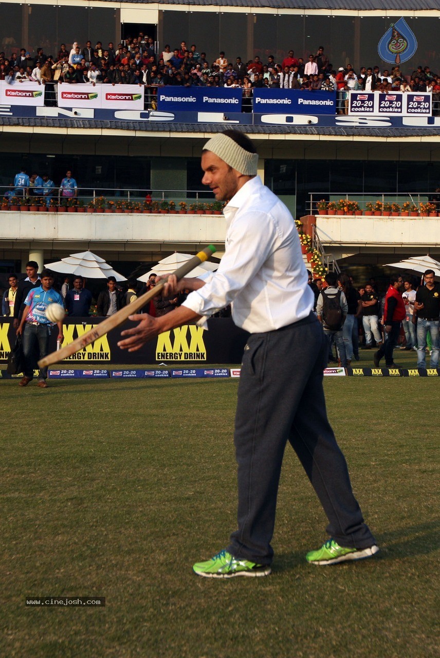 CCL 5 Mumbai Heroes vs Kerala Strikers Match Photos - 35 / 120 photos