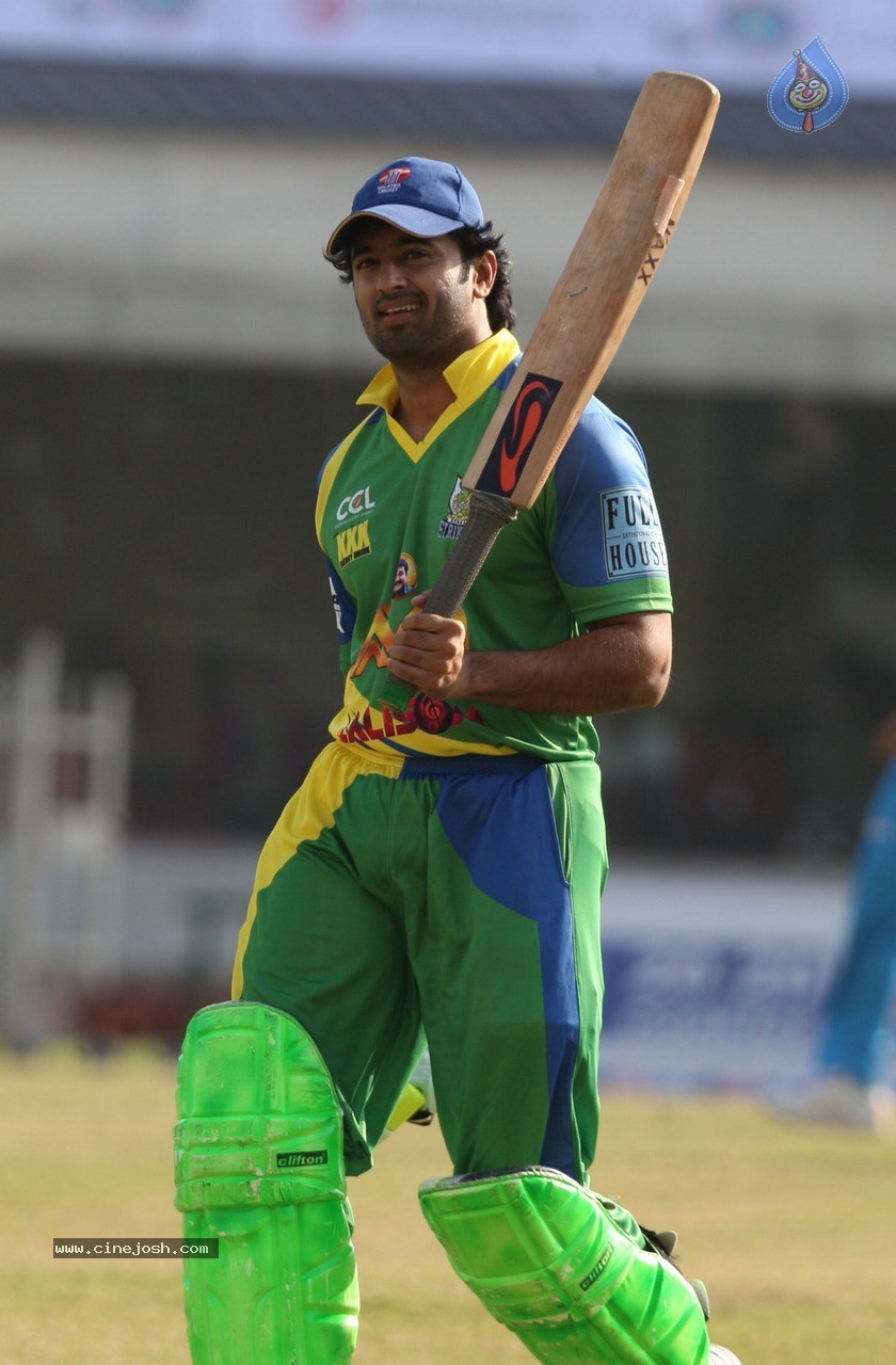 CCL 5 Mumbai Heroes vs Kerala Strikers Match Photos - 42 / 120 photos