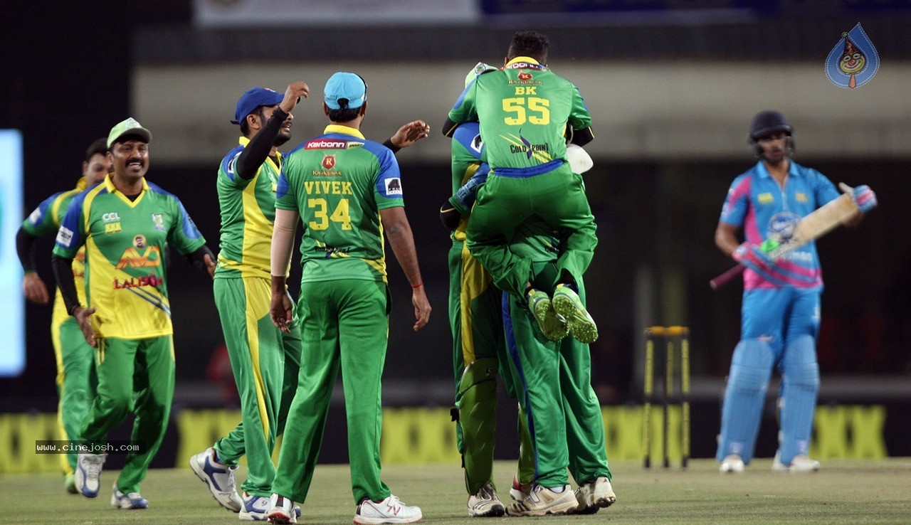 CCL 5 Mumbai Heroes vs Kerala Strikers Match Photos - 44 / 120 photos
