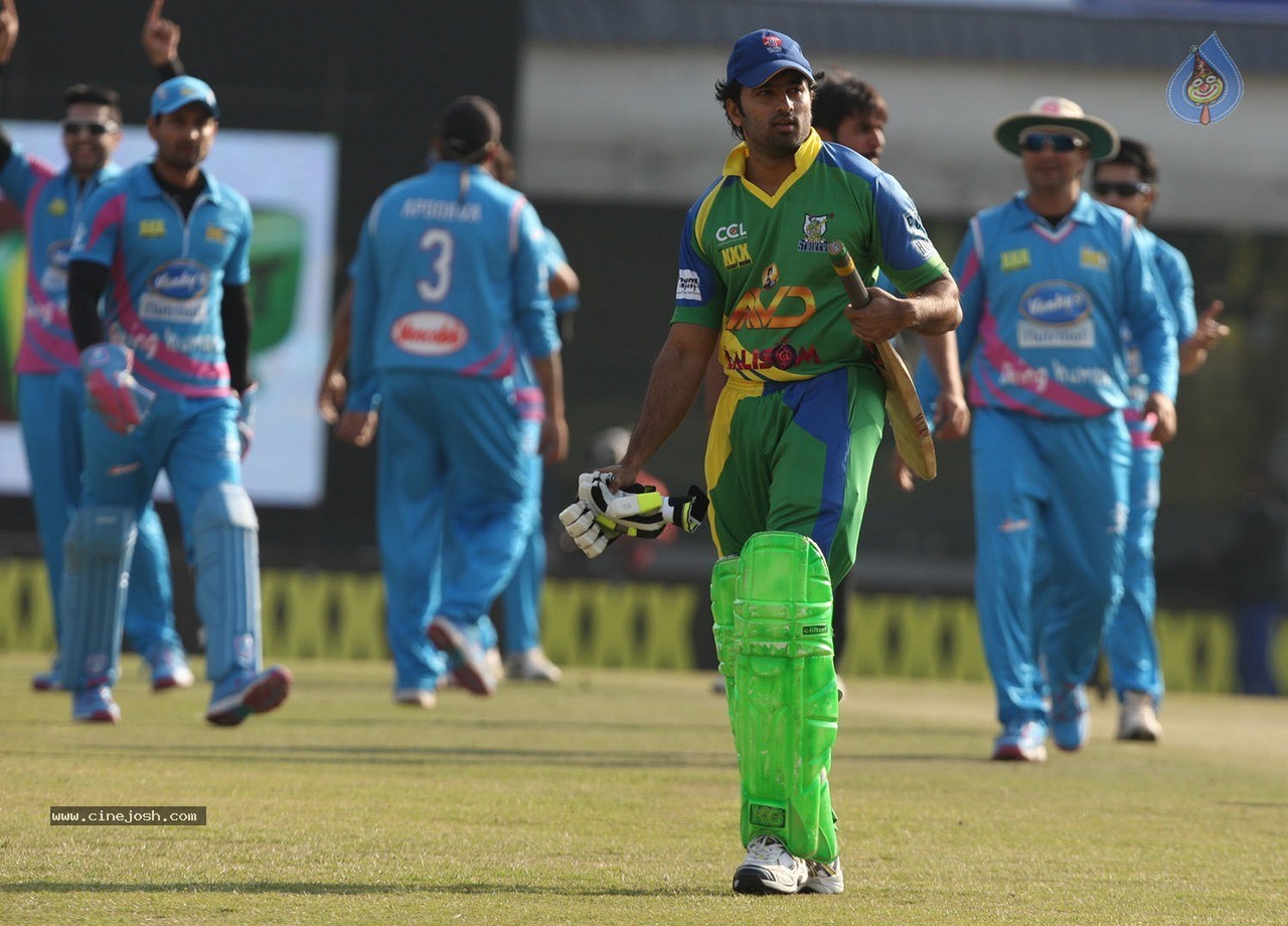 CCL 5 Mumbai Heroes vs Kerala Strikers Match Photos - 53 / 120 photos