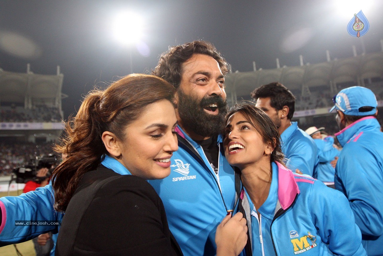 CCL 5 Mumbai Heroes vs Kerala Strikers Match Photos - 82 / 120 photos