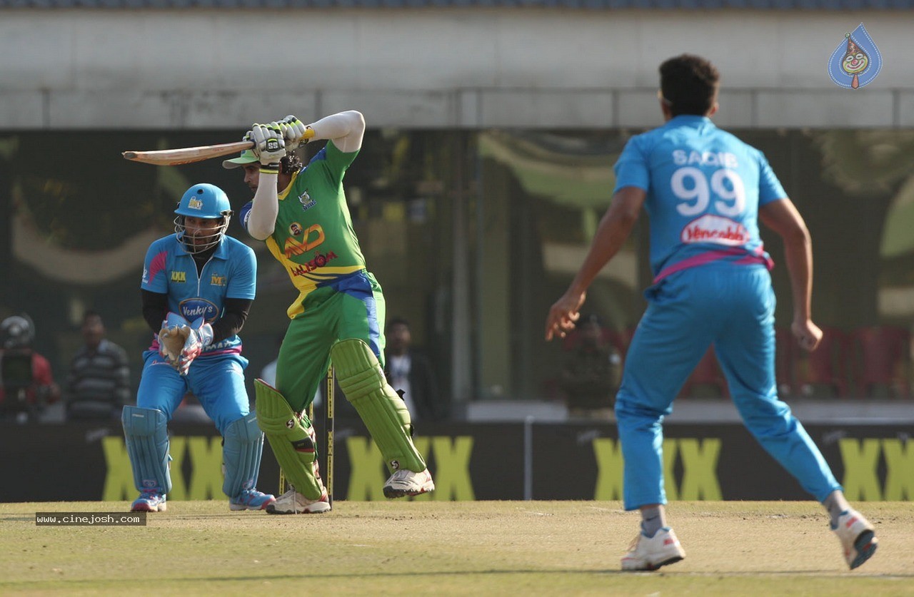 CCL 5 Mumbai Heroes vs Kerala Strikers Match Photos - 85 / 120 photos