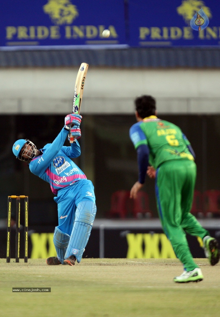 CCL 5 Mumbai Heroes vs Kerala Strikers Match Photos - 86 / 120 photos