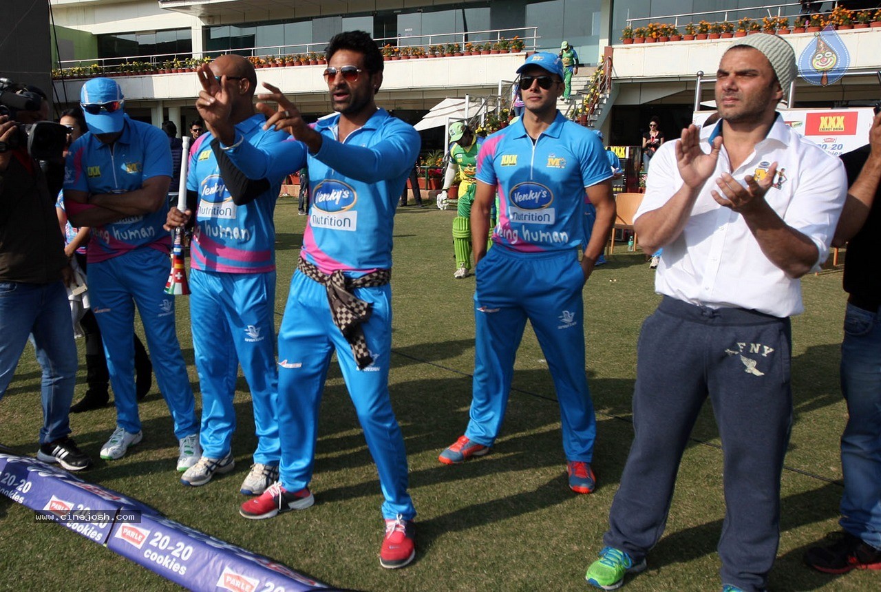 CCL 5 Mumbai Heroes vs Kerala Strikers Match Photos - 90 / 120 photos