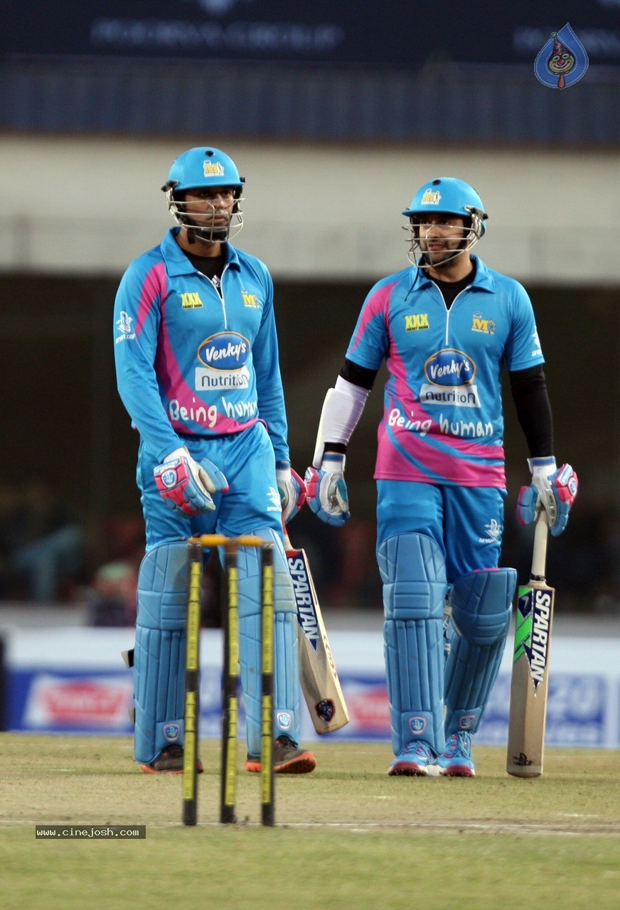 CCL 5 Mumbai Heroes vs Kerala Strikers Match Photos - 91 / 120 photos