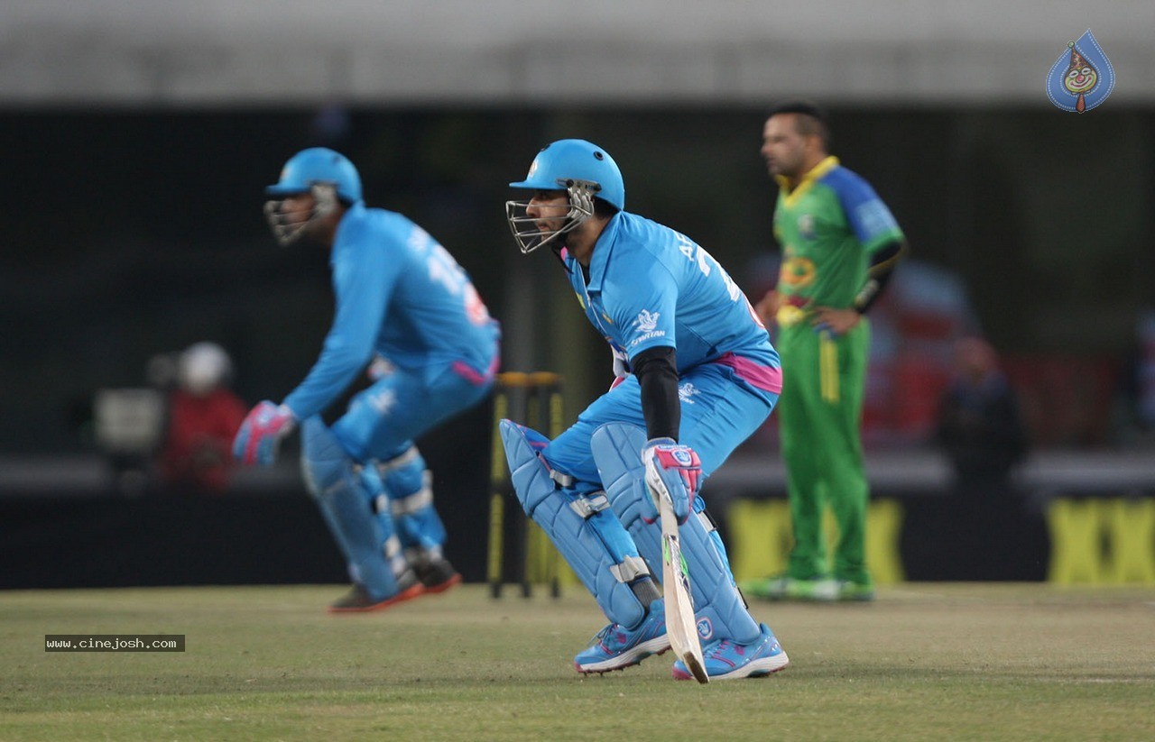 CCL 5 Mumbai Heroes vs Kerala Strikers Match Photos - 93 / 120 photos
