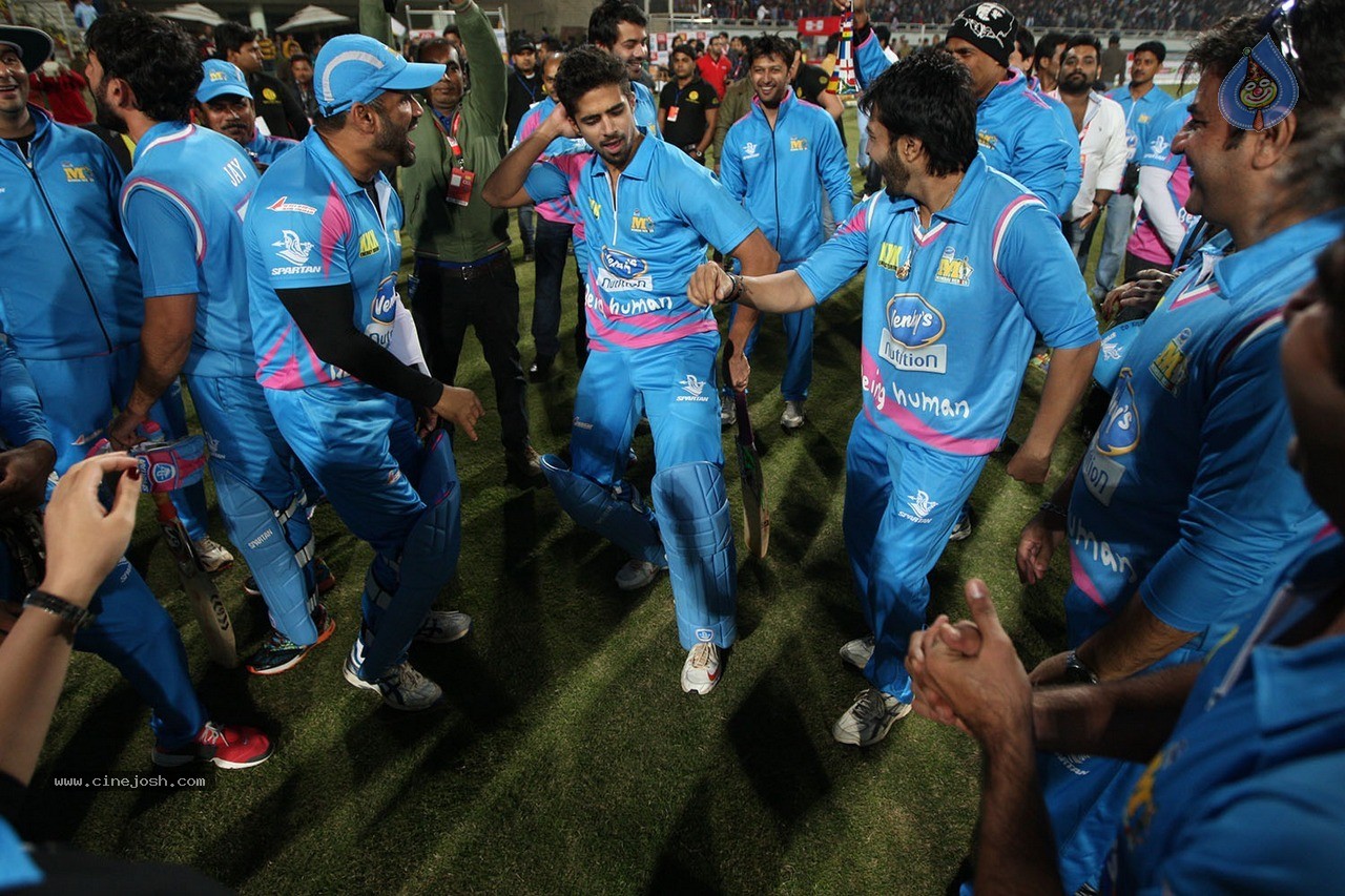 CCL 5 Mumbai Heroes vs Kerala Strikers Match Photos - 101 / 120 photos