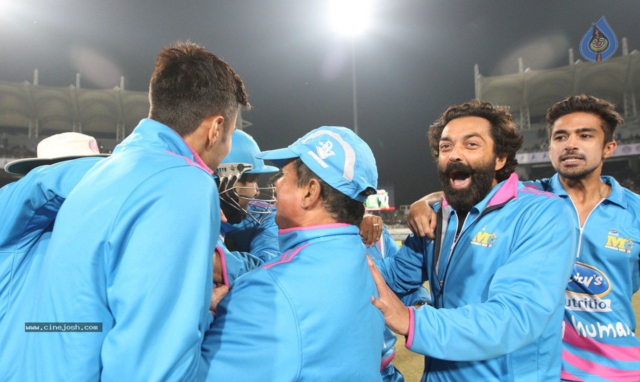 CCL 5 Mumbai Heroes vs Kerala Strikers Match Photos - 104 / 120 photos