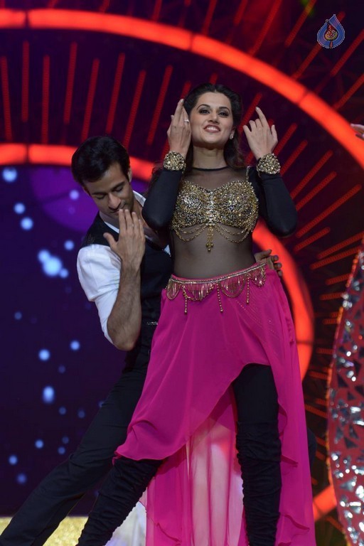 Celebrities at IIFA Utsavam Awards 2016 - 3 / 101 photos